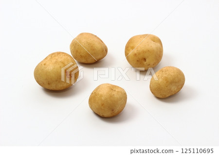 A golden gemstone grown by the earth 125110695