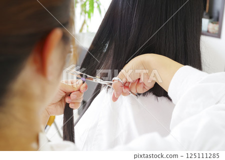 女子剪髮捐贈頭髮 125111285
