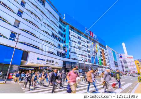 四月，日本東京城市景觀。入境旅遊持續進行…俯瞰熙熙攘攘的池袋站東口（16日） 125111989