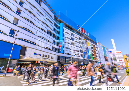 四月,日本東京城市景觀。入境旅遊持續進行…俯瞰熙熙攘攘的池袋站東口(16日) 四月,日本東京城市景觀。入境旅遊持續進行…俯瞰熙熙攘攘的池袋站東口(16日) 125111991
