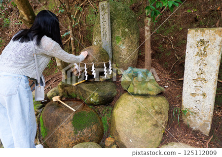 <島根縣>玉作湯神社：許願的年輕女子 125112009