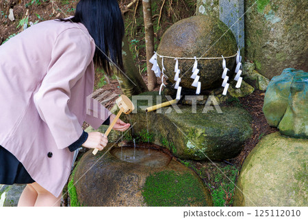 <島根縣>玉作湯神社：許願的年輕女子 125112010