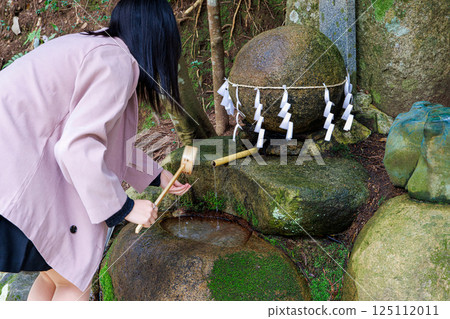 <島根縣>玉作湯神社：許願的年輕女子 125112011