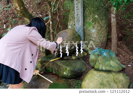 <Shimane Prefecture> Tamasakuyu Shrine: A young woman making a wish <Shimane Prefecture> Tamasakuyu Shrine: A young woman making a wish 125112012