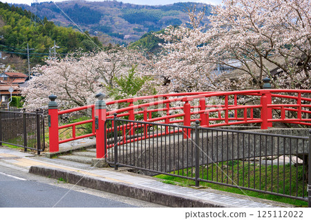 <Shimane Prefecture> Tamasakuyu Shrine in spring: Red railings over the Tamayu River <Shimane Prefecture> Tamasakuyu Shrine in spring: Red railings over the Tamayu River 125112022