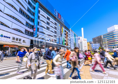 四月,日本東京城市景觀。俯瞰繁華的池袋站東口。怎麼還有老人戴口罩? = 16 四月,日本東京城市景觀。俯瞰繁華的池袋站東口。怎麼還有老人戴口罩? = 16 125112103