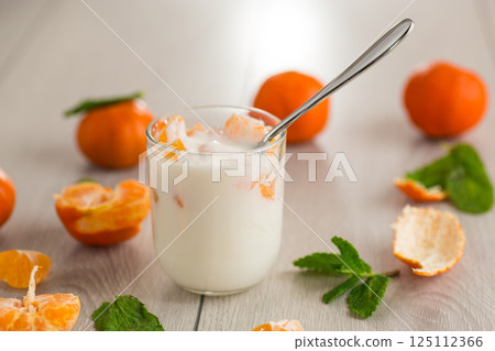 Seasonal citrus breakfast with a minty note 125112366