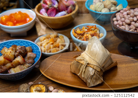 傳統台灣粽子與各式食材展示 傳統台灣粽子與各式食材展示 125112542