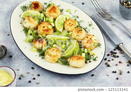 Fried scallops with sauce. 125113141