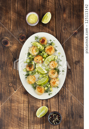 Seasoning fried sea scallops. Seasoning fried sea scallops. 125113142
