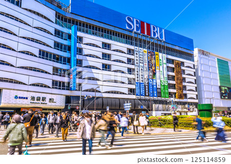 四月，日本東京城市景觀。入境旅遊持續進行…俯瞰熙熙攘攘的池袋站東口（16日） 125114859
