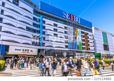 四月，日本東京城市景觀。入境旅遊持續進行…俯瞰熙熙攘攘的池袋站東口（16日） 125114860