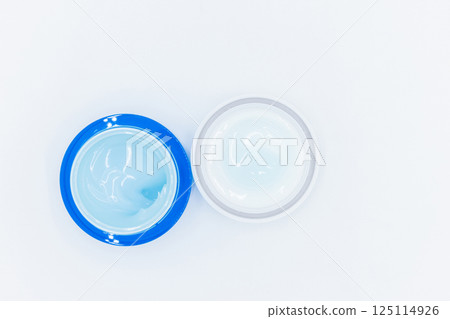 Top view blue water gel cosmetic serum in blue container, Liquid gel moisturizer, Blue gel serum texture make up and cosmetic texture background, skincare product and beauty cream. 125114926
