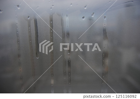 雨水浸濕的汽車擋風玻璃 雨水浸濕的汽車擋風玻璃 125116092