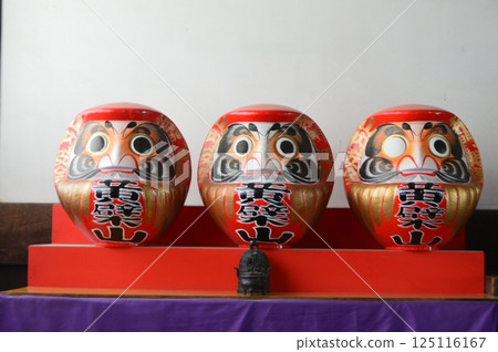 Three Daruma dolls (Manpukuji Temple/34 Sanbanwari, Gokasho, Uji City, Kyoto Prefecture) 125116167