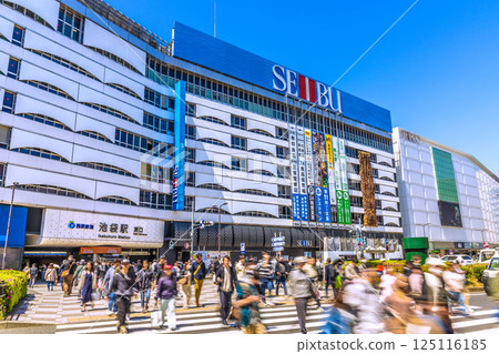 四月,日本東京城市景觀。入境旅遊持續進行…俯瞰熙熙攘攘的池袋站東口(16日) 四月,日本東京城市景觀。入境旅遊持續進行…俯瞰熙熙攘攘的池袋站東口(16日) 125116185