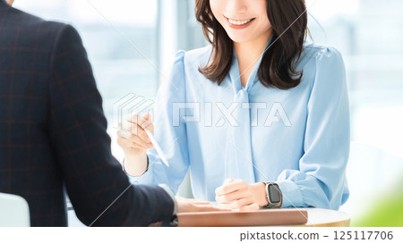 兩個男性和女性商人開會 125117706