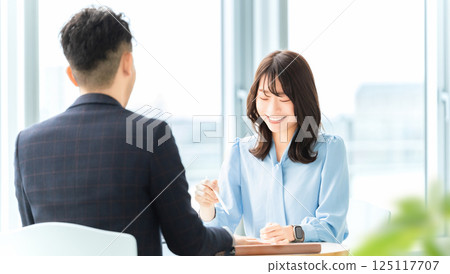 兩個男性和女性商人開會 兩個男性和女性商人開會 125117707
