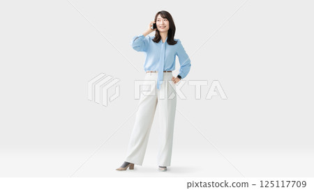 Smiling woman/businesswoman talking on smartphone 125117709