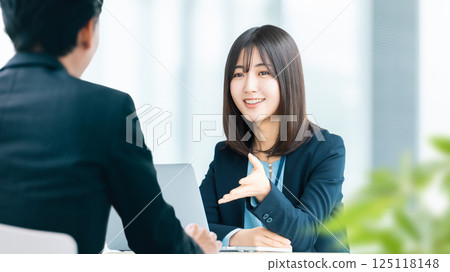 Two male and female businessmen making a meeting 125118148