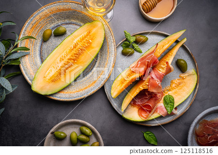 Jamon or prosciutto with melon 125118516