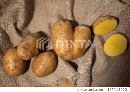 Freshly Harvested Potatoes Displayed Elegantly on a Rustic Burlap Cloth for Cooking 125118920