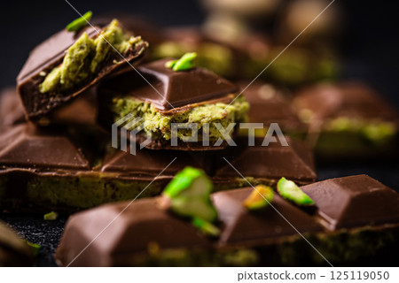 Dubai chocolate with kadayif pistachio filling 125119050