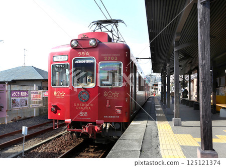 Umeboshi train arriving at Kishi Station, Wakayama Electric Railway Kishigawa Line Umeboshi train arriving at Kishi Station, Wakayama Electric Railway Kishigawa Line 125121374