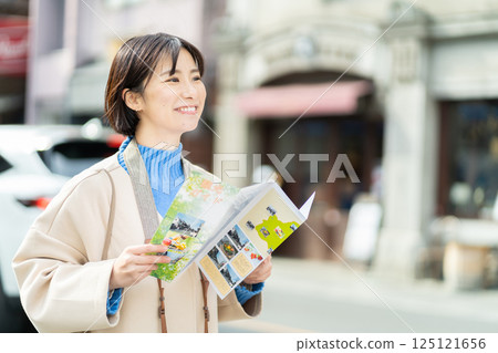 一位在川越旅行的女性 一位在川越旅行的女性 125121656
