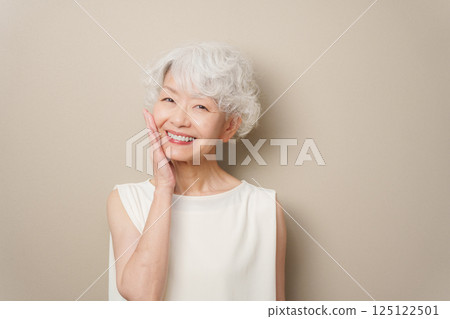 Senior women who skincare 125122501