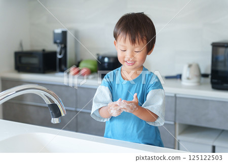 一個孩子洗手 125122503