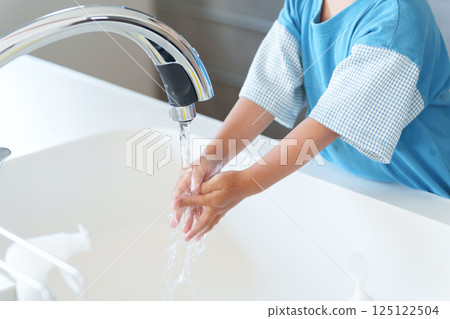 一個孩子洗手 125122504