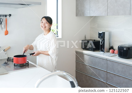 Woman cooking 125122507