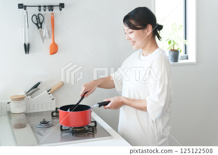Woman cooking 125122508