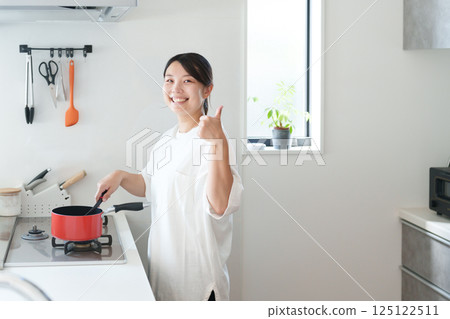 女人做飯（豎起大拇指，成功） 125122511