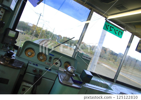 Window view from the driver's seat of Sangi Railway's 101 series train 125122810