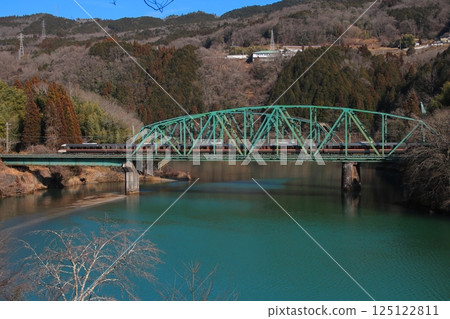 383 series express Shinano train crossing the majestic Kiso River_Photo taken on March 1, 2025 125122811