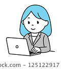 一位穿著西裝的女士在電腦上工作 125122917