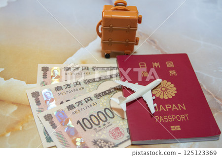 Overseas travel image: passport and cash 125123369