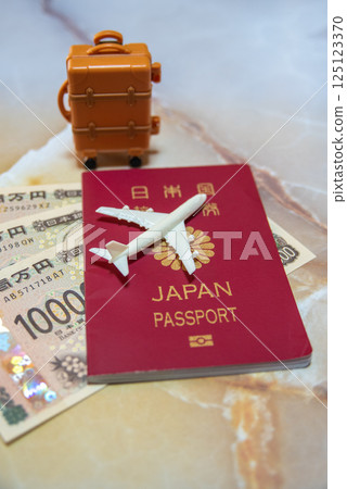 Overseas travel image: passport and cash 125123370