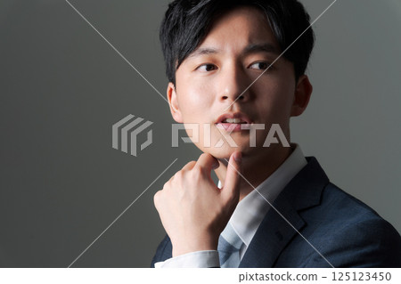 穿西裝的年輕上班族 穿西裝的年輕上班族 125123450
