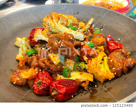 Chinese cuisine: Dried cauliflower (roasted cauliflower in an iron pot) Chinese cuisine: Dried cauliflower (roasted cauliflower in an iron pot) 125123493
