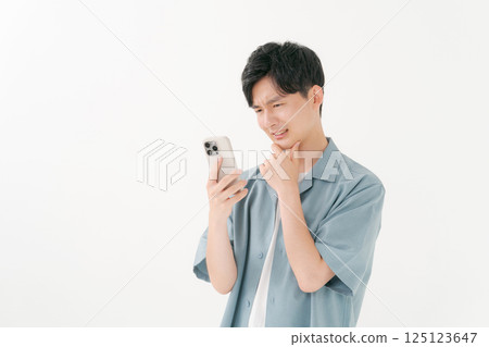 操作智能手機的一個年輕人 125123647