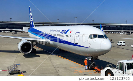 全日空波音767從成田機場起飛 125123765