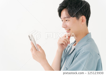 操作智能手機的一個年輕人 操作智能手機的一個年輕人 125123930