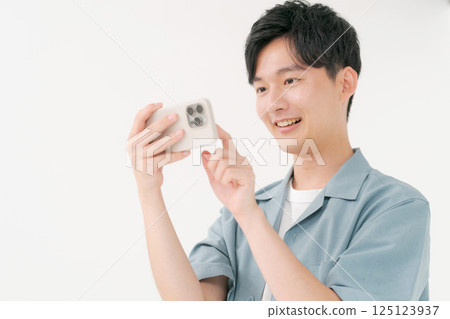 操作智能手機的一個年輕人 操作智能手機的一個年輕人 125123937