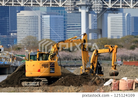 液壓挖土機（Yumbo）工作時的圖像 125124109