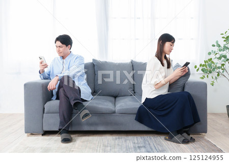 智慧型手機爭吵夫婦 125124955