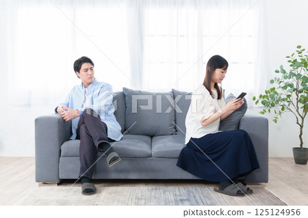 智慧型手機爭吵夫婦 125124956