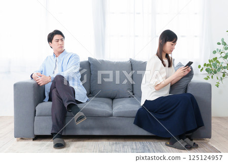 智慧型手機爭吵夫婦 智慧型手機爭吵夫婦 125124957